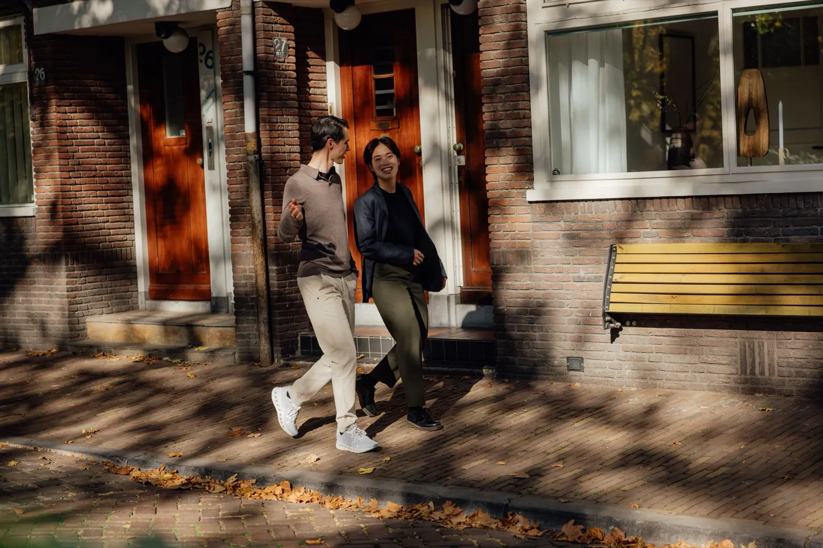 Twee collega's in gesprek op straat